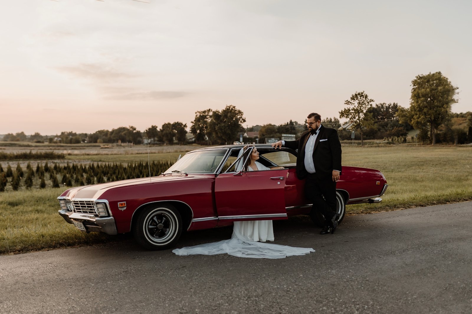 Chevrolet Caprice 1967 z Parą Młodą